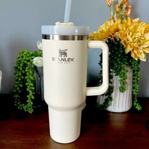BNIB Stanley 40oz Quencher - Cream